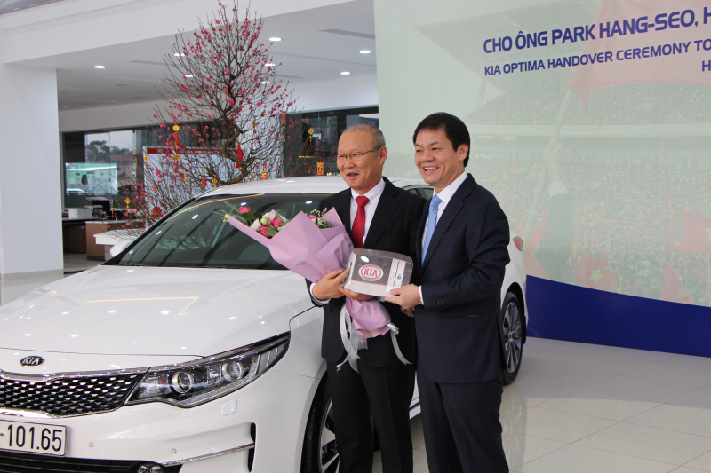 HLV Park Hang-seo chính thức nhận quà tặng ô tô KIA