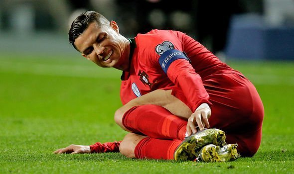 NÓNG: Sau Messi, đến lượt Ronaldo dính chấn thương