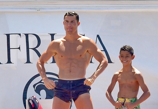 Ronaldo và con trai khoe cơ bắp cuồn cuộn trên du thuyền