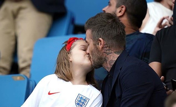 'Khóa môi' con gái trên khán đài, Beckham hứng chịu 'cơn mưa gạch đá'