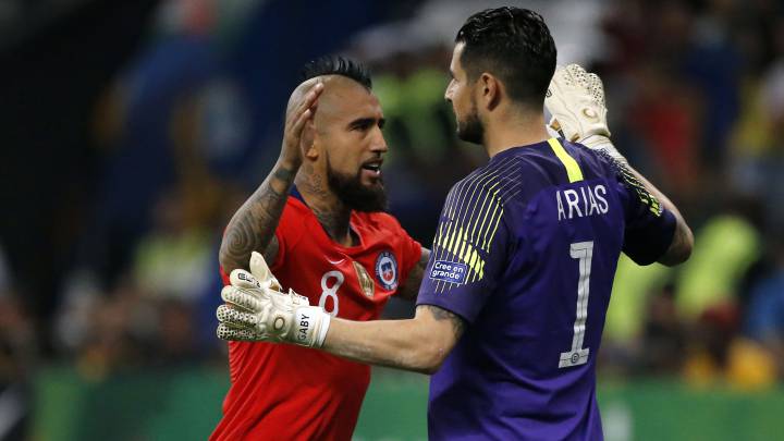 Thủ môn Chile bị dọa giết sau sai lầm tại bán kết Copa America