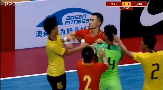 Cầu thủ Malaysia và Trung Quốc lao vào ẩu đả, đánh nhau trên sân