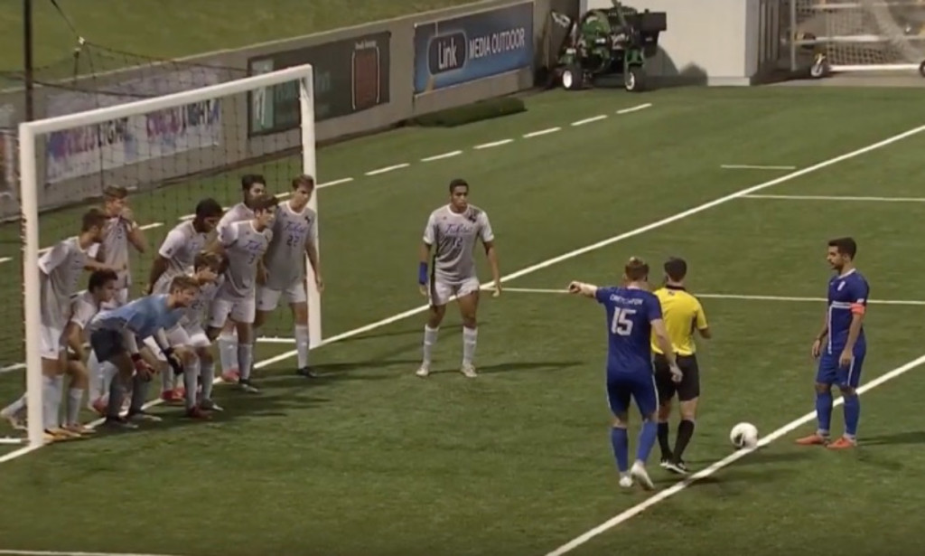 VIDEO: Dàn 11 cầu thủ trước khung thành vẫn bị sút tung lưới