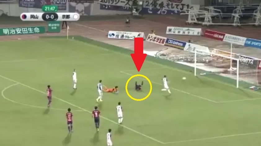 VIDEO: Cầu thủ ngã sõng soài, vẫn ghi bàn thắng kỳ lạ nhất trong lịch sử