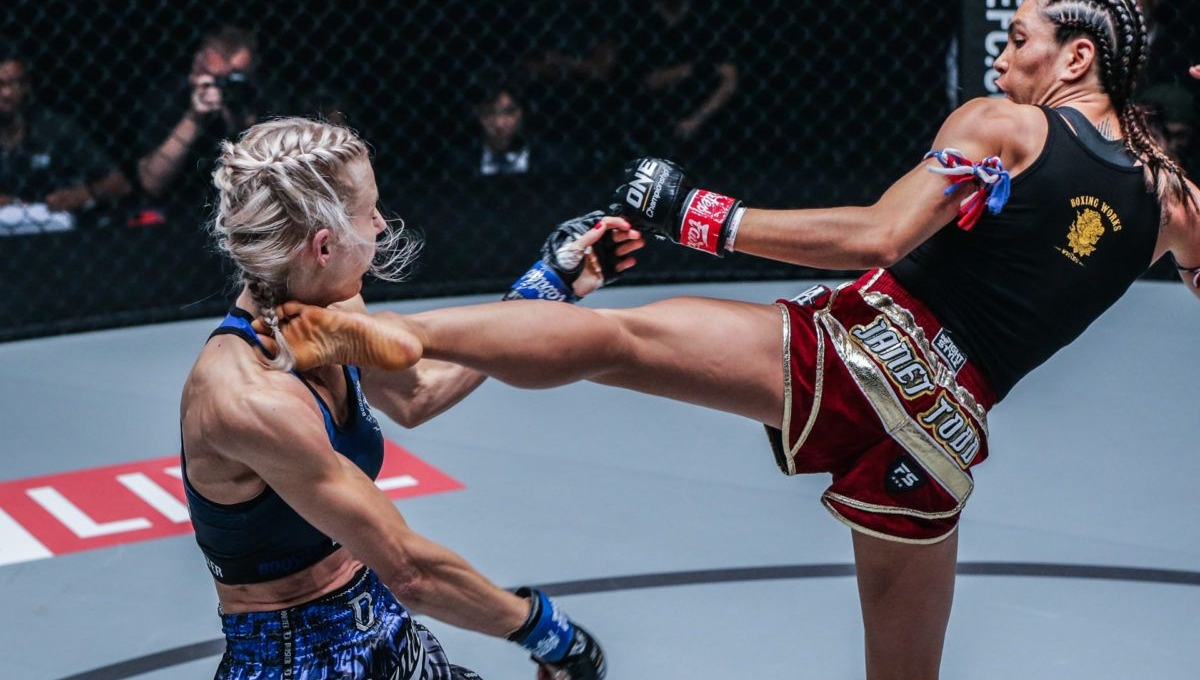 VIDEO: Nữ võ sĩ Muay Thái tung cú đá 'tử thần' khiến đối thủ choáng váng