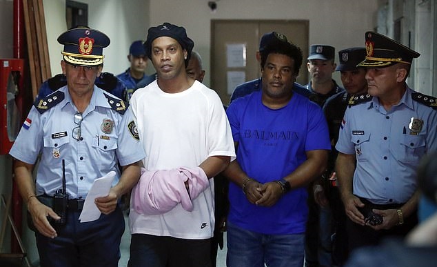 Ronaldinho 'chạy án' bất thành dù chi tới 2,4 triệu đô la