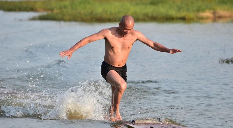 VIDEO: Cao thủ Thiếu Lâm lập kỷ lục chạy 150m trên mặt nước