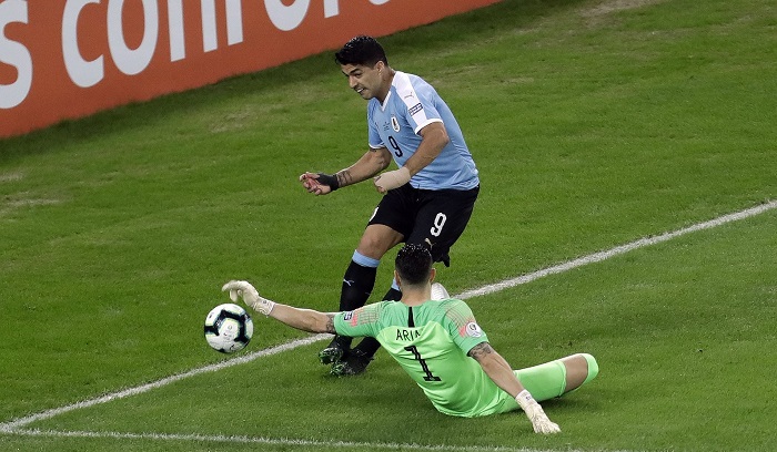 HÀI HƯỚC: Suarez đòi penalty vì bóng chạm tay... thủ môn