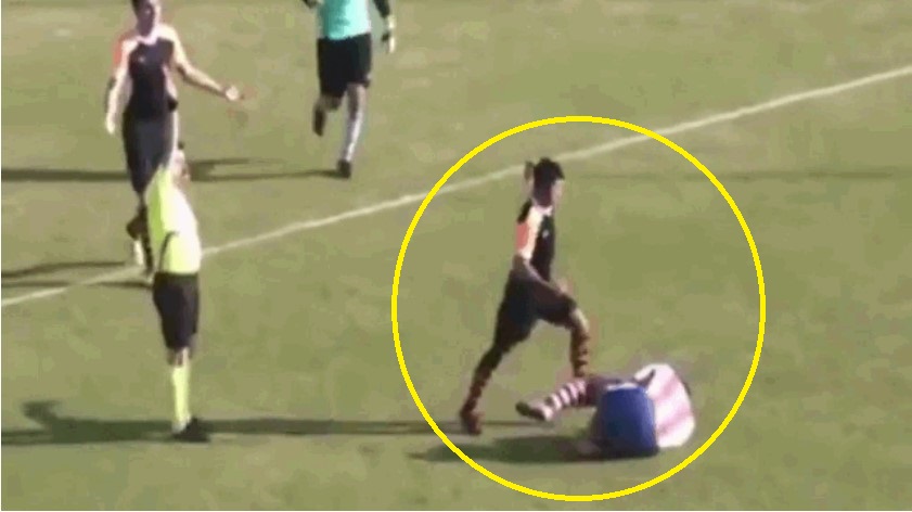 VIDEO: Bị đuổi khỏi sân, cầu thủ đá túi bụi vào mặt đối phương