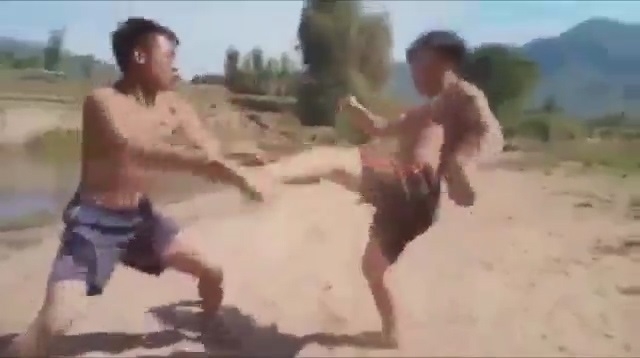 VIDEO: Hai thanh niên tỉ thí võ công mãn nhãn như phim hành động