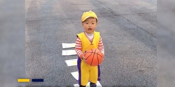 Cậu bé hơn 2 tuổi ở Trung Quốc gây sốt với tài năng chơi bóng rổ