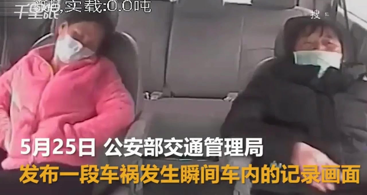 Người phụ nữ đang ngủ bị 'thổi bay' trong ô tô vì bất cẩn