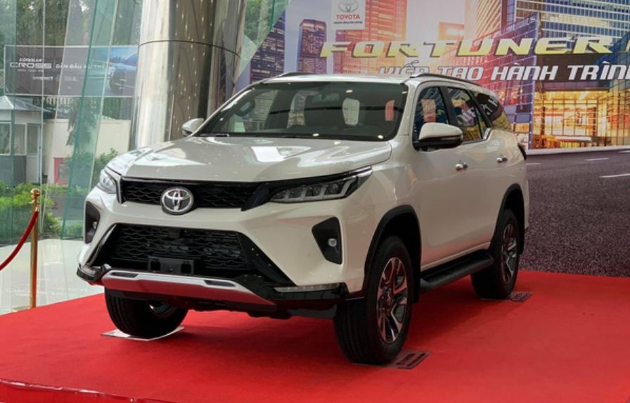 Toyota Fortuner Legender 2021 ùa về đại lý, giá từ 1,195 tỷ VNĐ