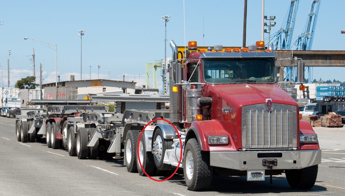 Vì sao nhiều xe tải có bánh xe phụ treo lơ lửng không chạm đất?