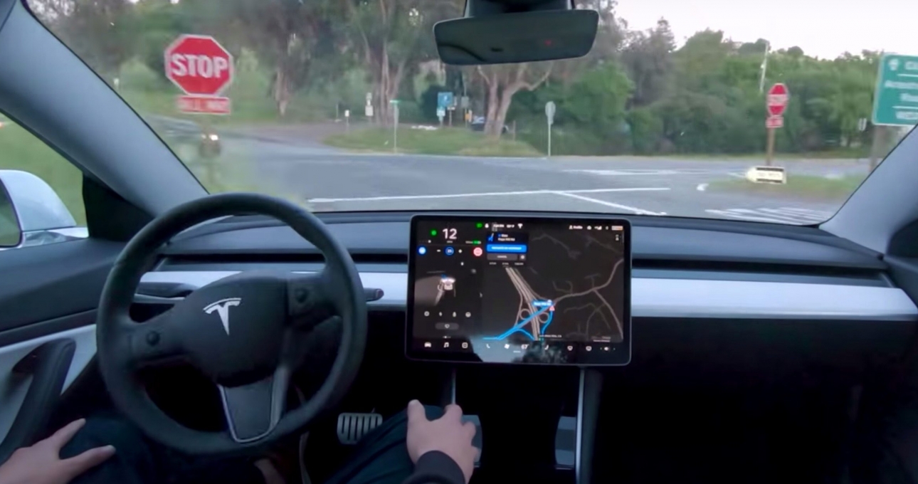 Video: 13 triệu lượt xem ô tô điện Tesla tự lái hoàn toàn