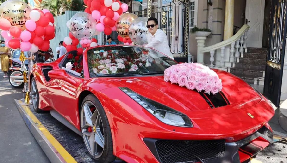 Đại gia Hoàng Kim Khánh tặng vợ 'siêu ngựa' Ferrari đỏ rực rỡ