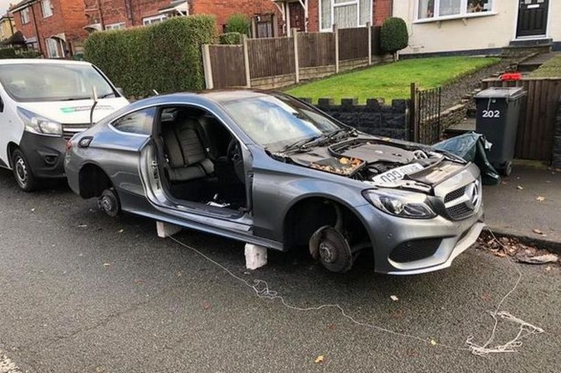 Chiếc Mercedes bị trộm phụ kiện, chỉ còn 'cái xác' sau 1 đêm