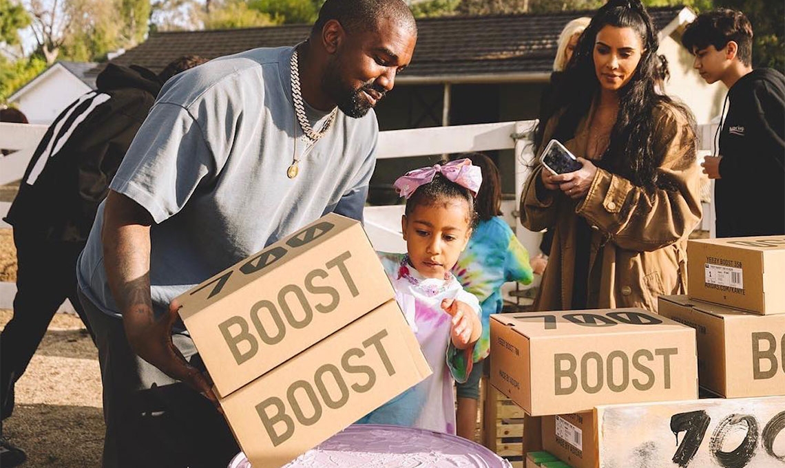 Kanye West bán giày Yeezy 700 v2 “Geode” như bán nước chanh