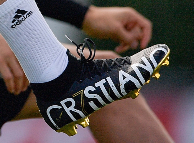 Cristiano Ronaldo khoe giày Nike Mercurial Superfly cực độc