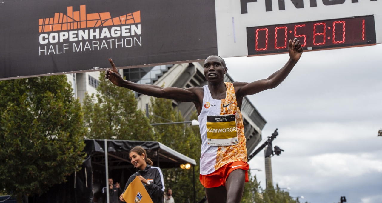 Chạy 21,1 km trong 58 phút, VĐV Kenya gây sốc với kỷ lục thế giới mới