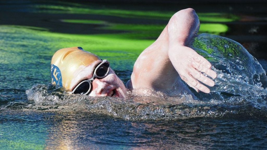 Thoát khỏi Ung Thư, người phụ nữ Mỹ lập KLTG bơi 135 km liên tục
