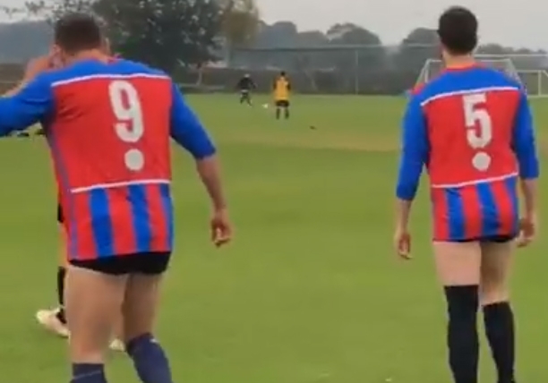 VIDEO: Hài hước đội bóng ra sân đấu mà không mặc quần