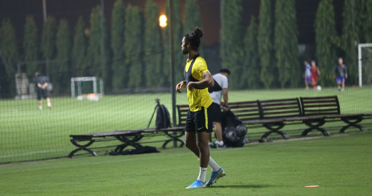 Cầu thủ Malaysia mặc 'áo đặc biệt' trong buổi tập đầu tiên