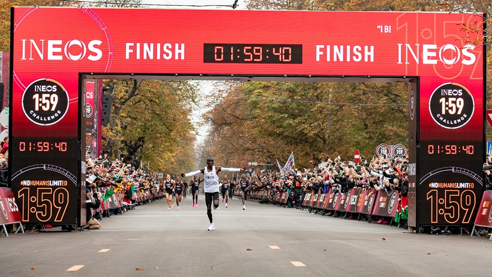 Chạy Marathon trong 1:59:40, Kipchoge làm nên kỳ tích lịch sử
