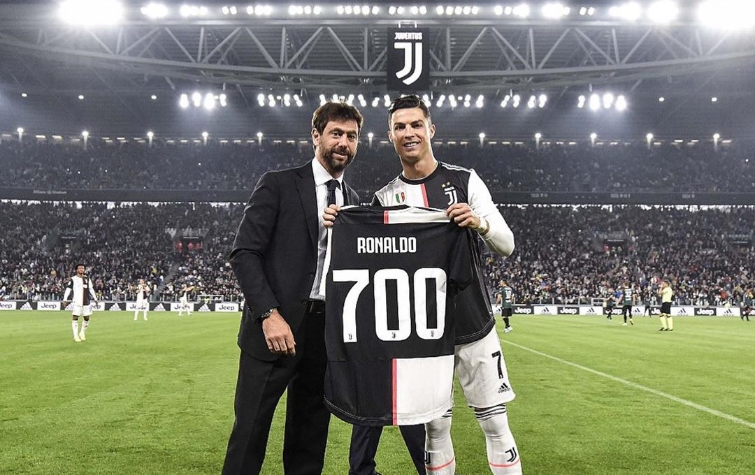 C. Ronaldo nhận chiếc áo đặc biệt từ chủ tịch Juventus