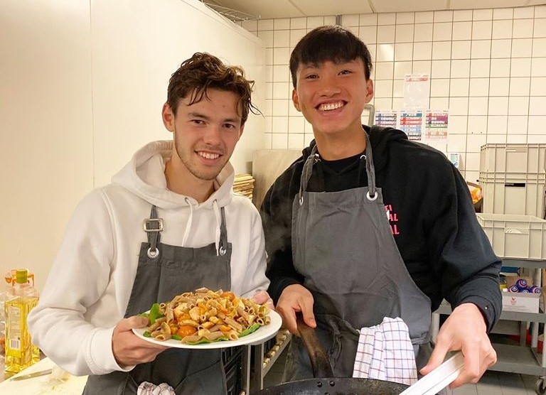 Văn Hậu cùng đồng đội tại SC Heerenveen học nấu ăn