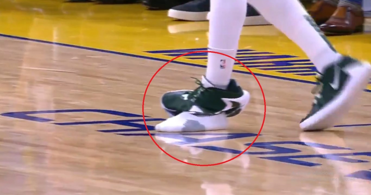 Giày bóng rổ Nike rách 'toang' giữa trận đấu