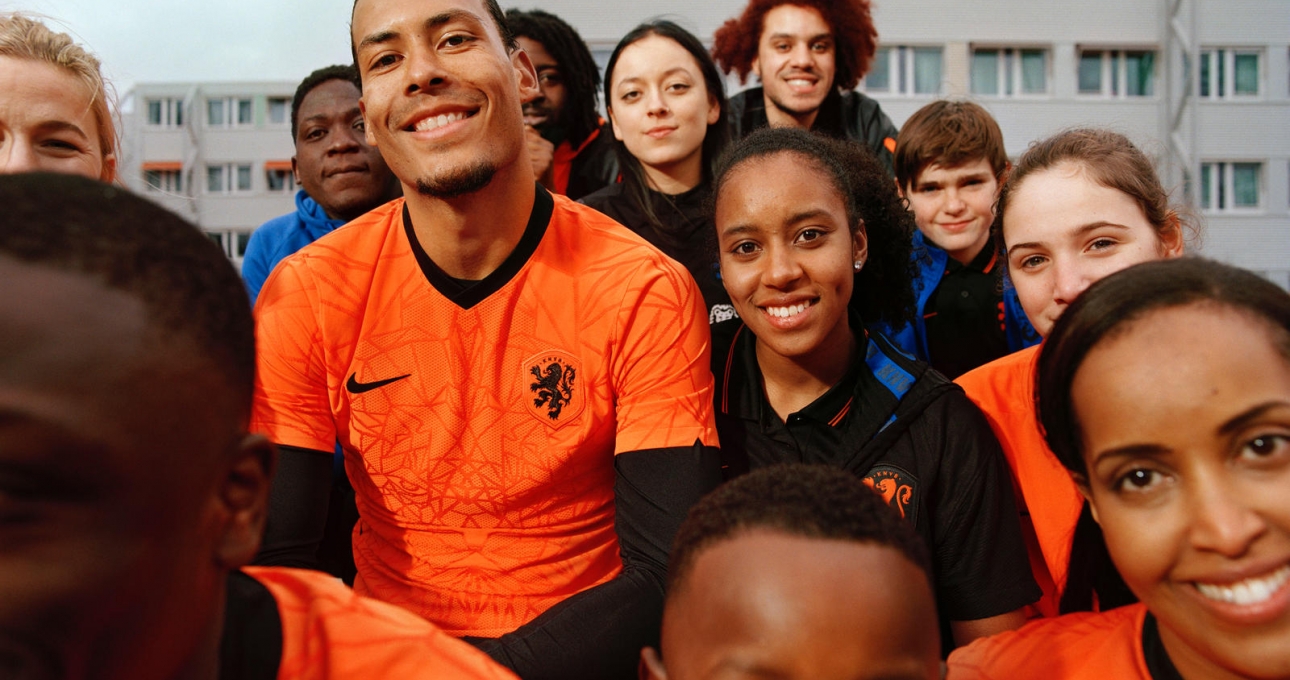 Đôi tuyển Hà Lan ra mắt áo đấu Euro hợp tác với Nike