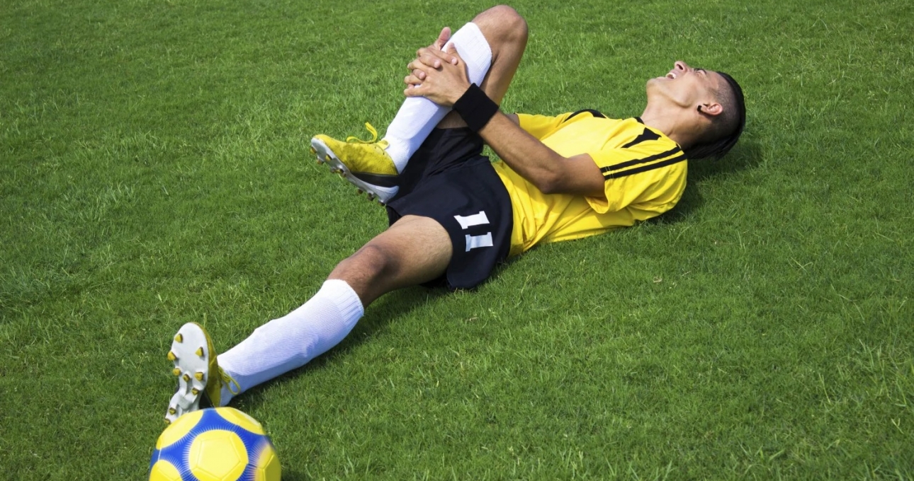 5 mẹo giúp bạn tránh gãy xương khi đá bóng