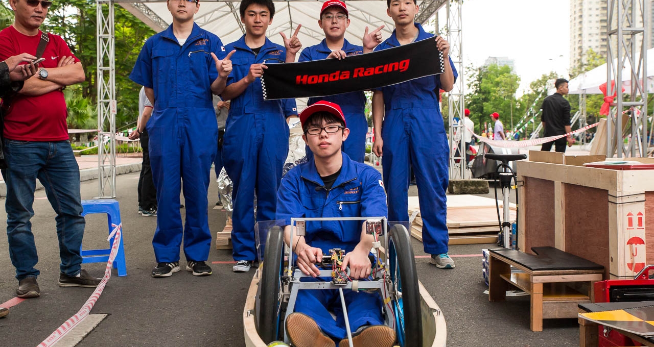 Bạn trẻ Nhật Bản chia sẻ bí quyết trong chế tạo xe tiết kiệm nhiên liệu