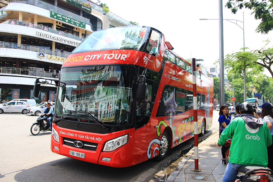 Trải nghiệm xe bus mui trần đầu tiên ở Hà Nội
