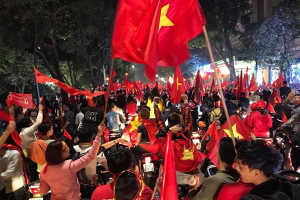 Báo Hàn Quốc ngưỡng mộ tình yêu bóng đá của CĐV Việt Nam