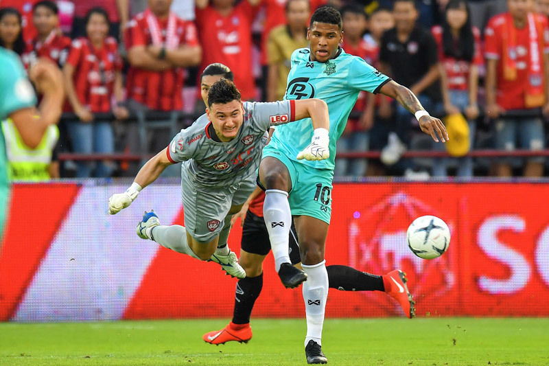 'Messi Lào' lập siêu phẩm, đội bóng của Văn Lâm thảm bại ngay trên sân nhà