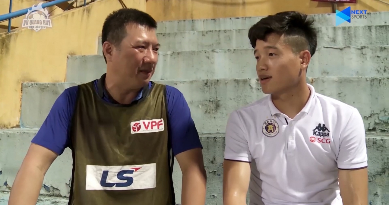 VIDEO: Thủ môn Phí Minh Long trải lòng cùng BLV Quang Huy