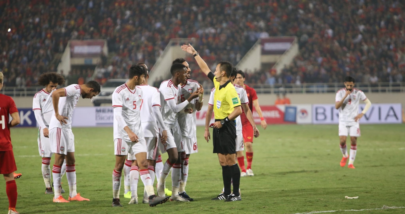 VIDEO: Đường chuyền của Hùng Dũng khiến hậu vệ UAE phải nhận thẻ đỏ