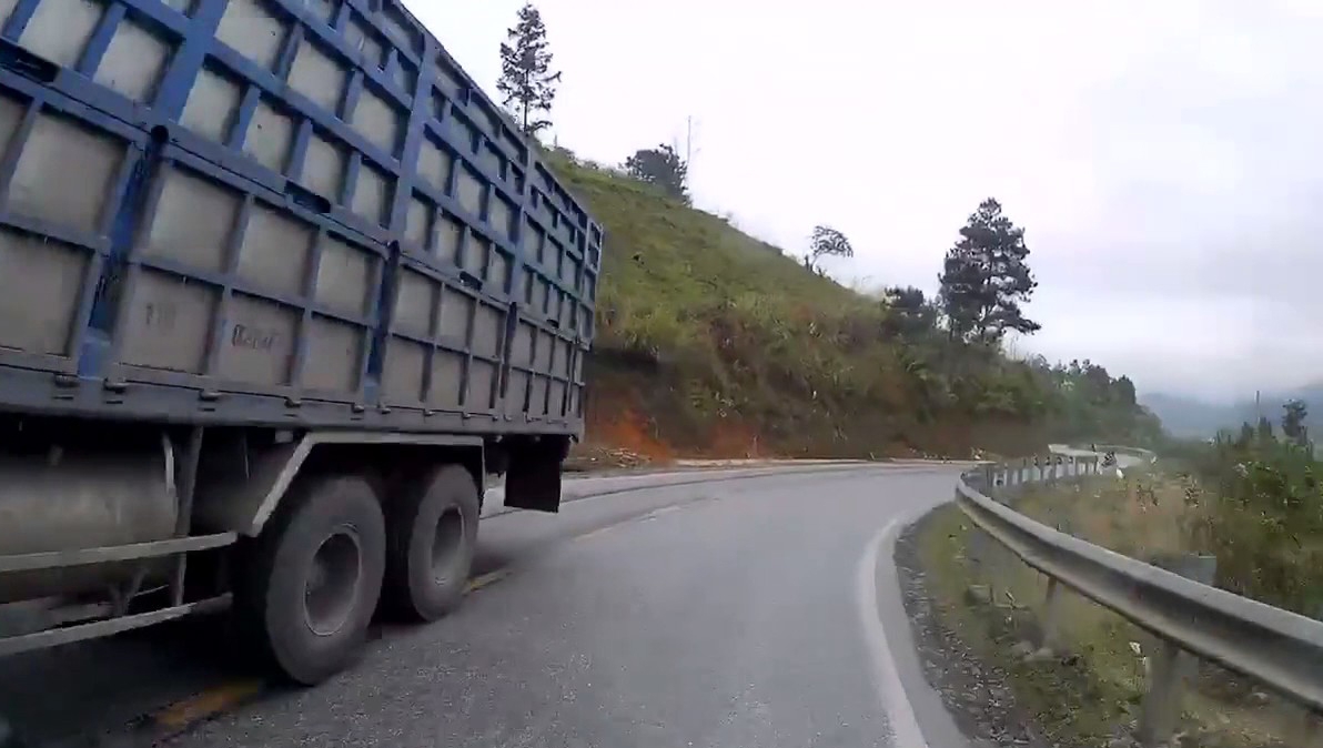 Hành động đẹp của tài xế xe tải trên đường đèo