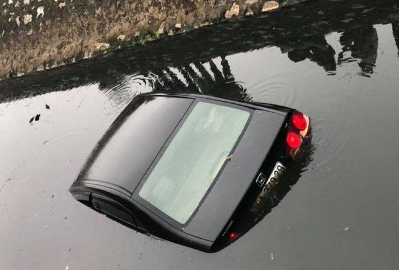 Có hay không khả năng sống sót sau khi xe ô tô rơi xuống nước?