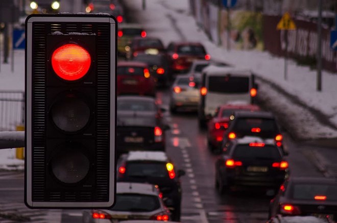 Dừng đèn đỏ, ô tô nên về số nào tiết kiệm nhiên liệu nhất?