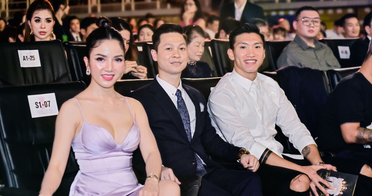CEO iSAMEN Hiền Nguyễn rạng rỡ trên hàng ghế vip cùng Cầu thủ Đoàn Văn Hậu