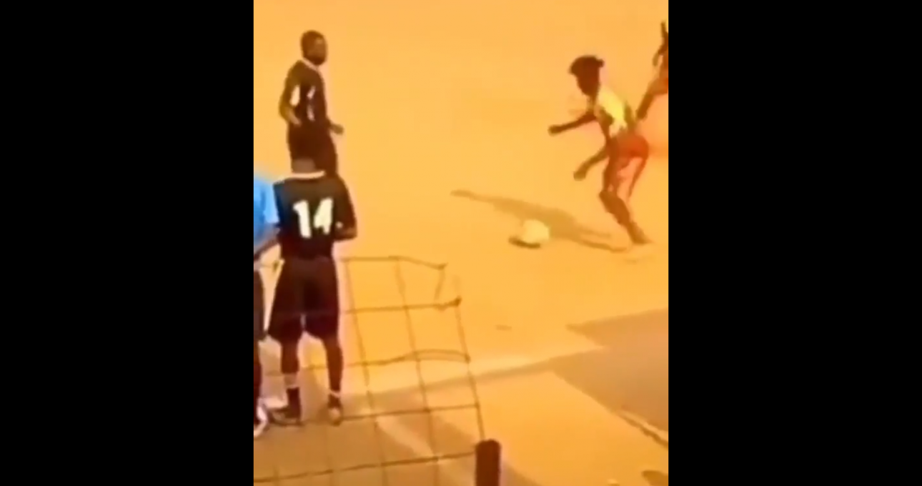 VIDEO: Cầu thủ bị đá 'nhấc người' vì thể hiện kỹ thuật lố