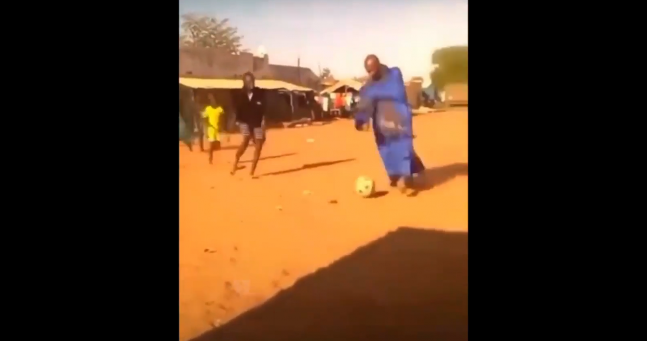 VIDEO: Cười vỡ bụng với 'dân chơi' mặc váy đá bóng