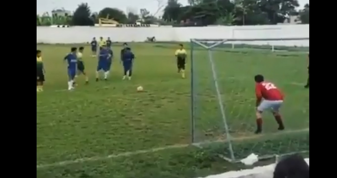 VIDEO: Dàn xếp đá penalty 'IQ vô cực' khiến đội bạn tự sút vào lưới