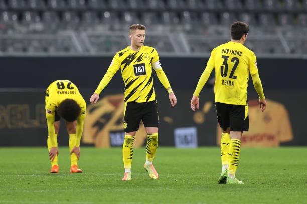 Dortmund thảm bại trên sân nhà trong cơn mưa bàn thắng
