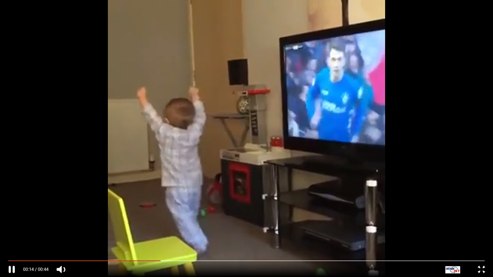 VIDEO: Em bé 2 tuổi ăn mừng siêu đáng yêu khi xem bóng đá