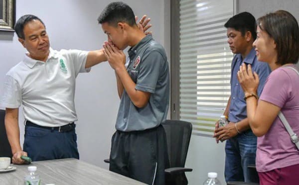 Cầu thủ Thái Lan đánh nhau dẫn bố mẹ lên xin lỗi Liên đoàn