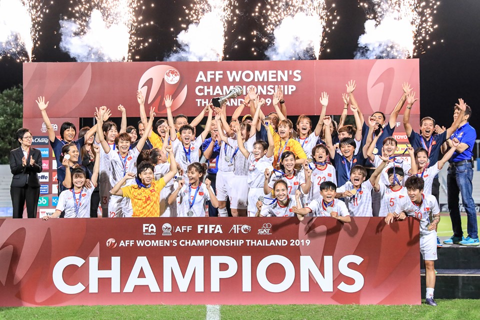Đánh bại Thái Lan kịch tính, nữ VN lên ngôi vô địch AFF Cup